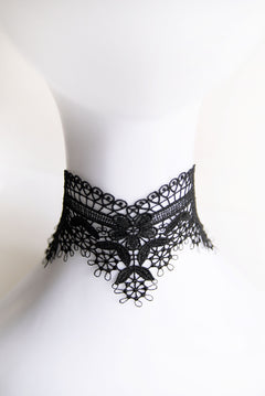 Choker aus Blütenspitze
