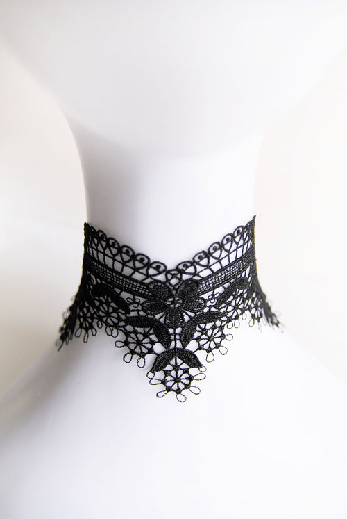 Choker aus Blütenspitze