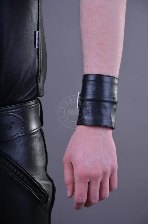 Leather wrist purse